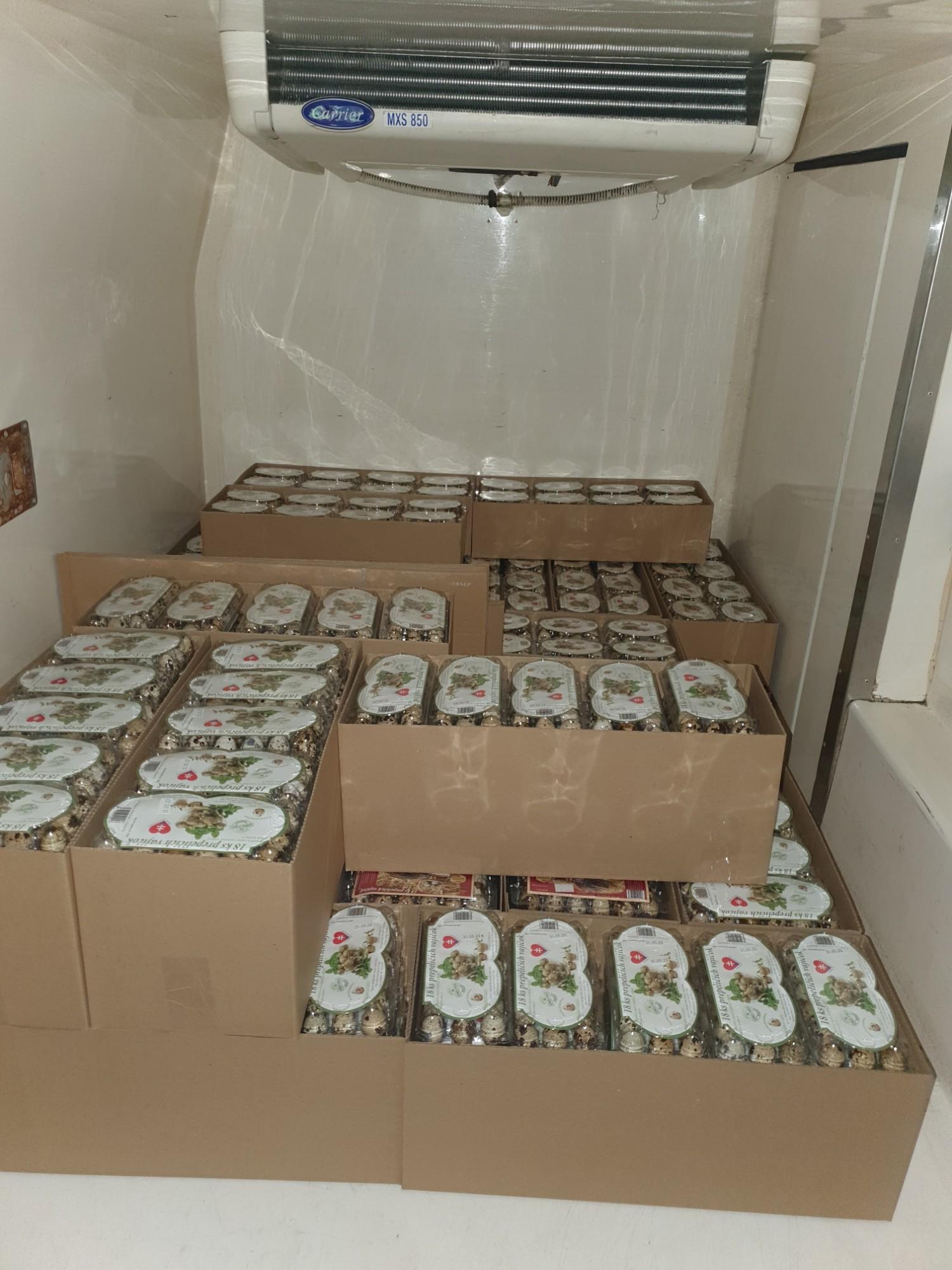 Kartóny s baleniami prepeličích vajec po 18 kusov v chladenom priestore